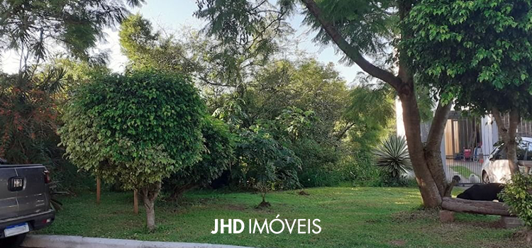 Terreno com vegetação em Ipanema.